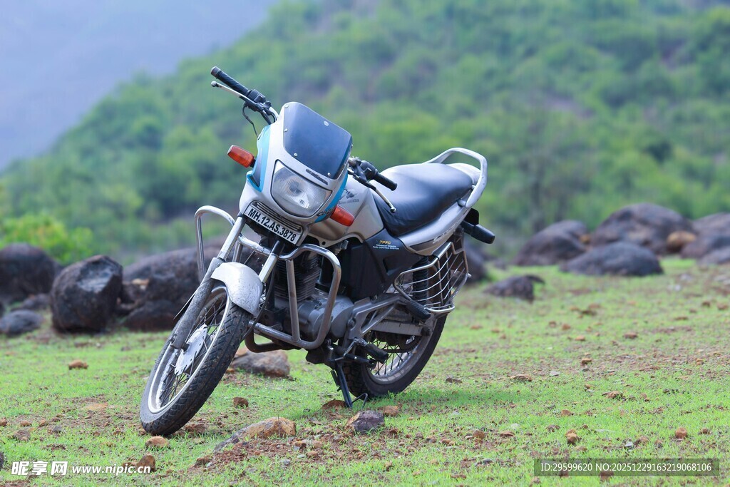 野外停放的帅气摩托车