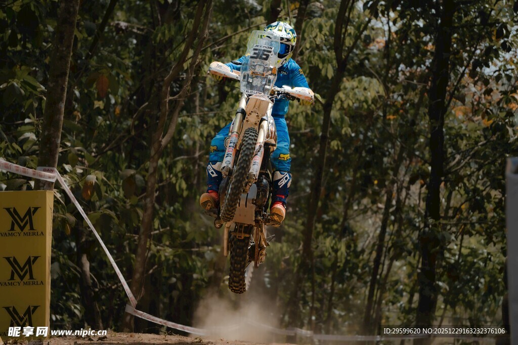摩托车手林间飞跃瞬间