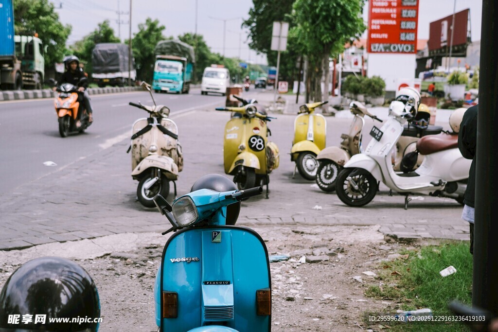 街头停放的多彩电动摩托车