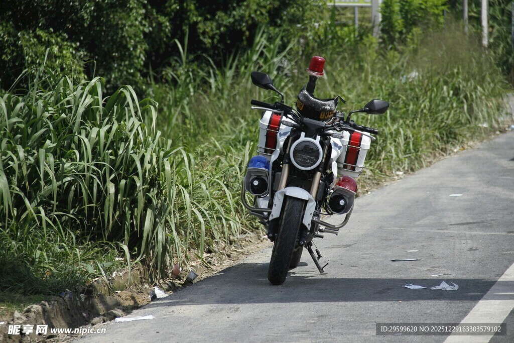 路边停放的复古摩托车