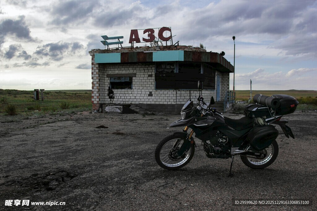 荒野小店旁的复古摩托车