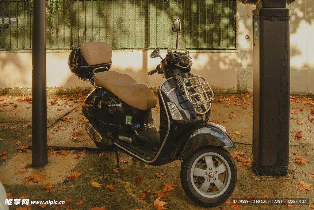 复古踏板摩托车停靠在路边
