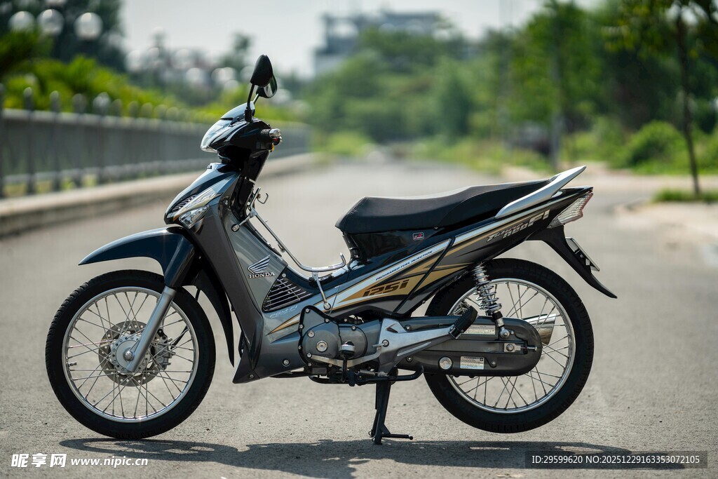 时尚炫酷摩托车停于户外