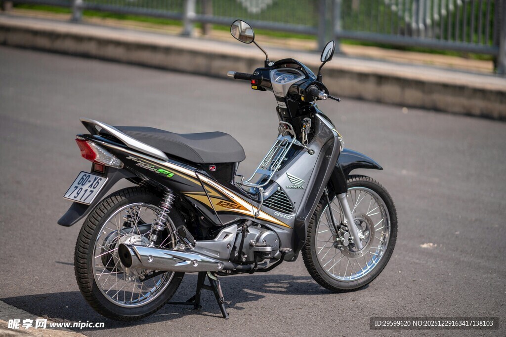 时尚炫酷的黑色摩托车