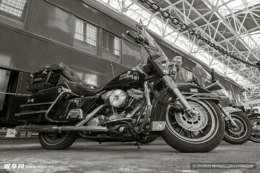 室内停放的酷炫摩托车