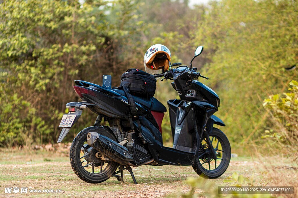 男子骑炫酷摩托车于户外