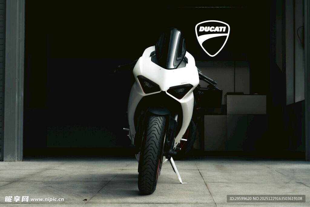 炫酷白色摩托车特写