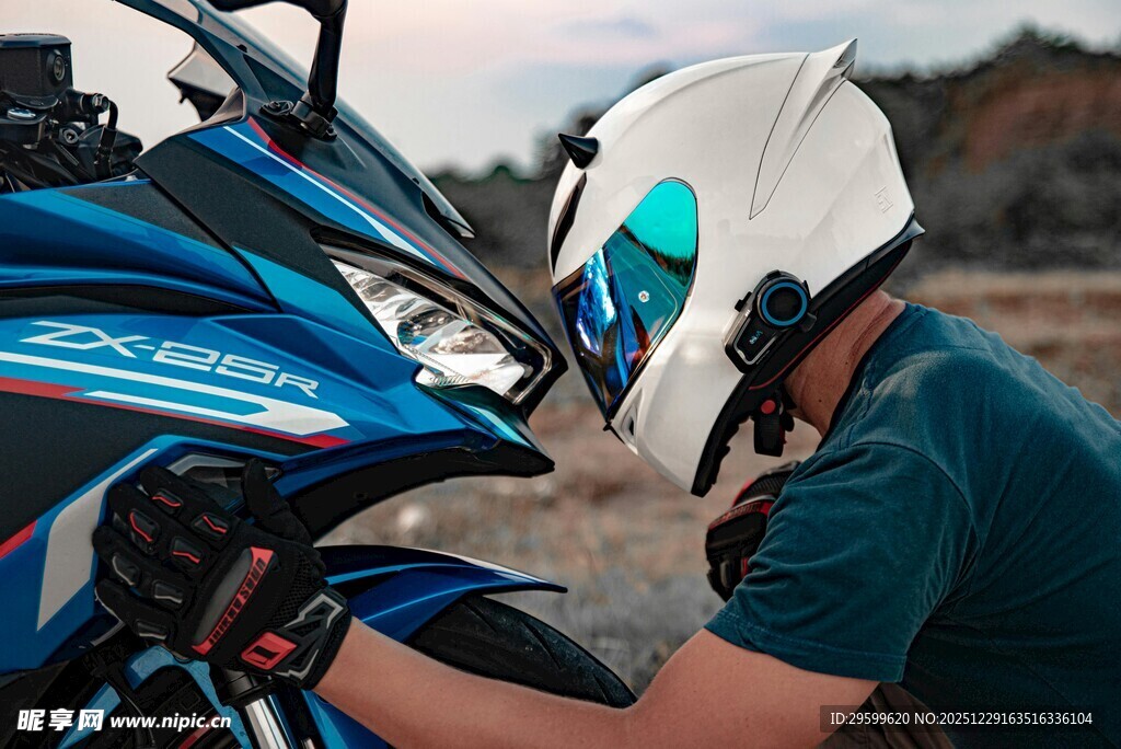 男子专注检修蓝色摩托车