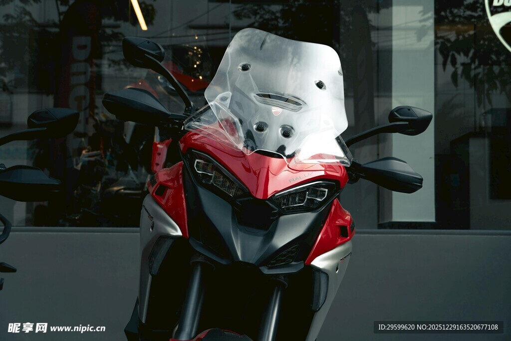 炫酷红色摩托车特写