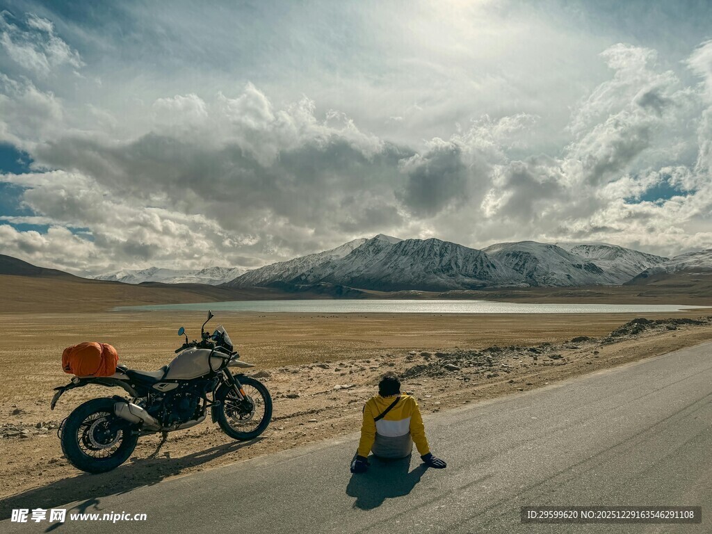 公路上的骑行者与壮丽风景