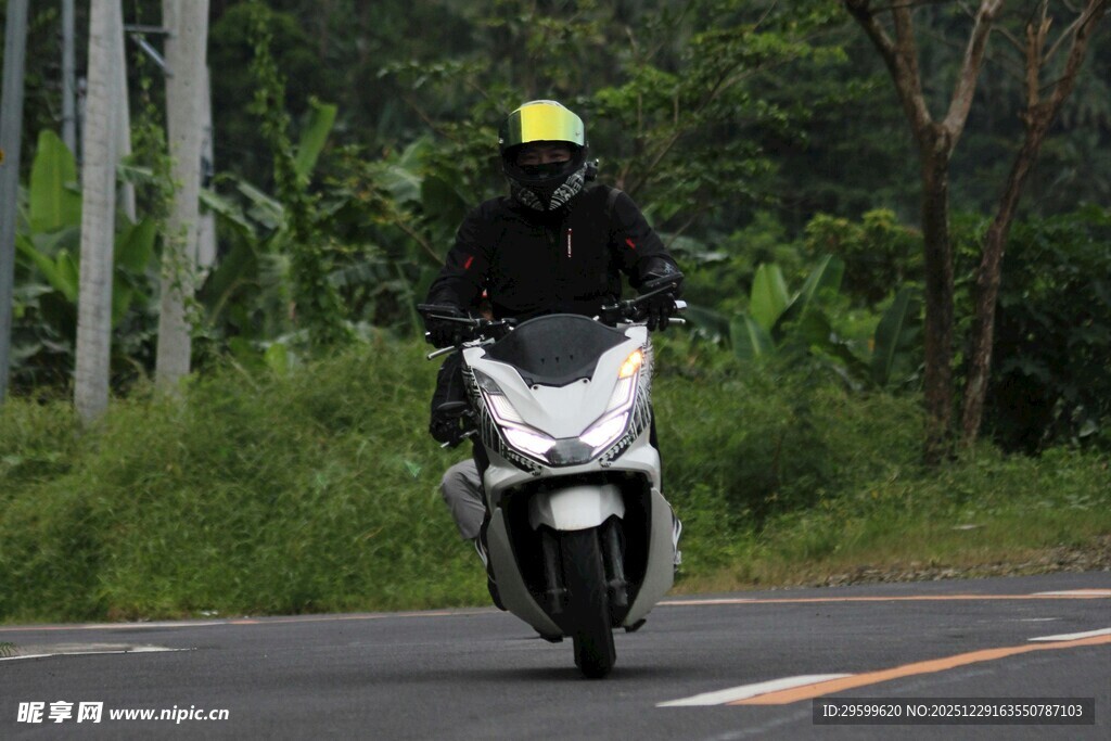 骑行者驾驶白色电动车在路上