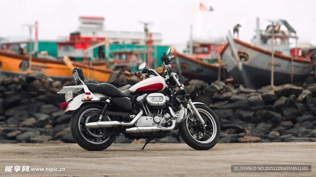 沙滩上停放的帅气摩托车