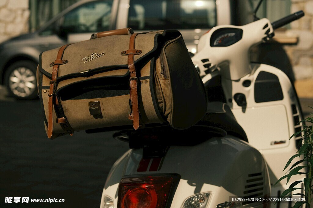 摩托车后座的复古风背包