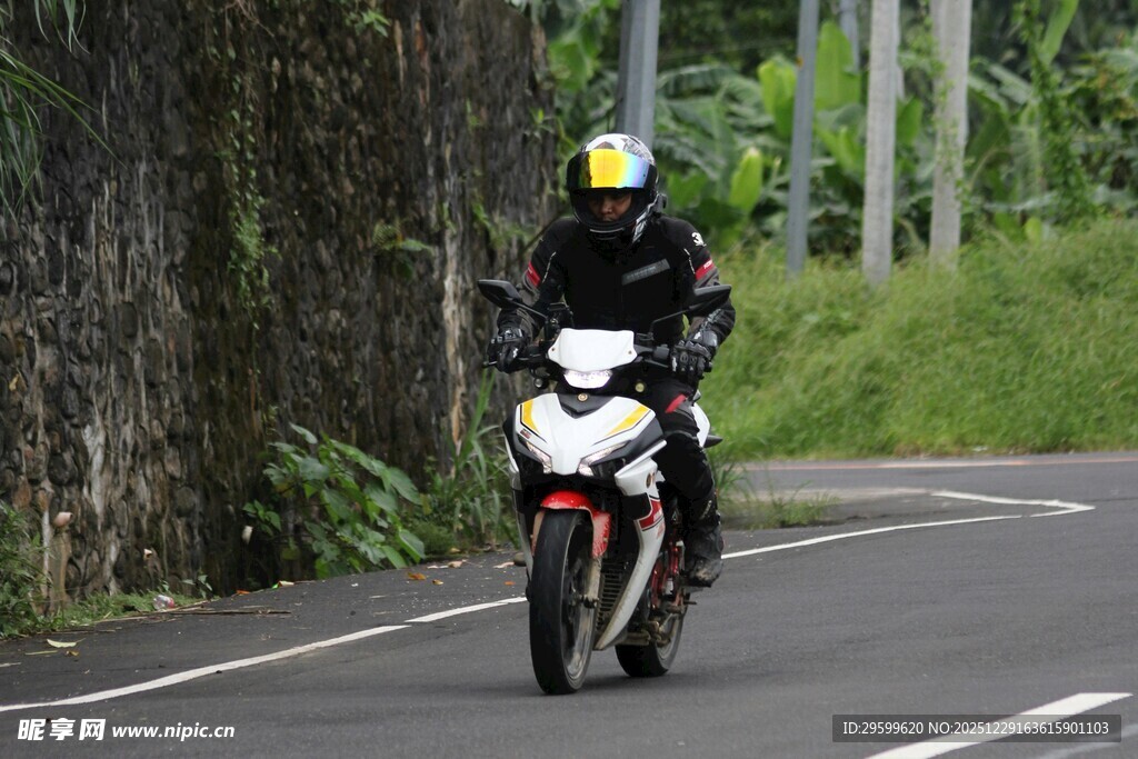 公路上的摩托车骑行者
