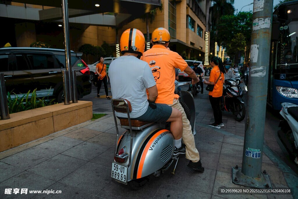 外卖员街头骑行送餐