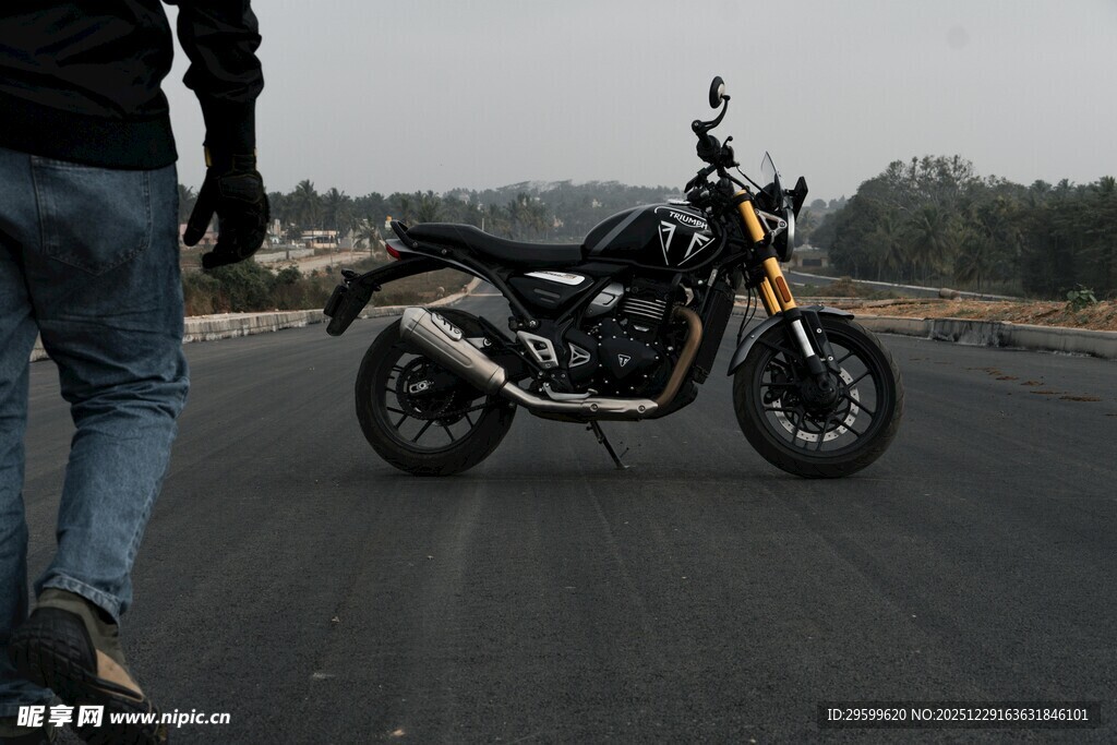 男子旁的炫酷黑色摩托车