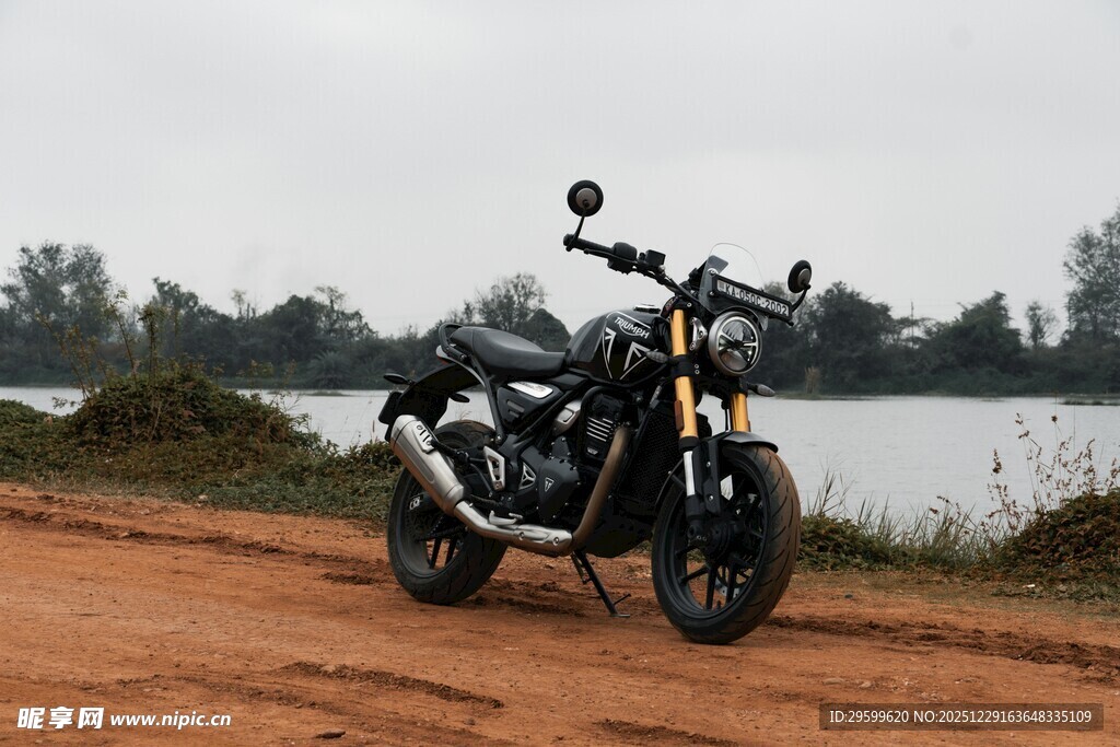 湖畔土路旁的酷炫摩托车