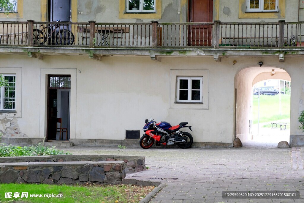欧式建筑前停放的摩托车