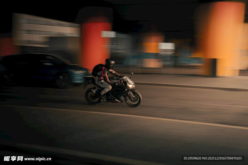 夜晚街道上的摩托车骑行