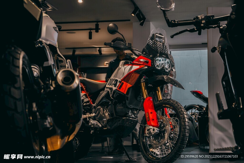 室内停放的酷炫越野摩托车