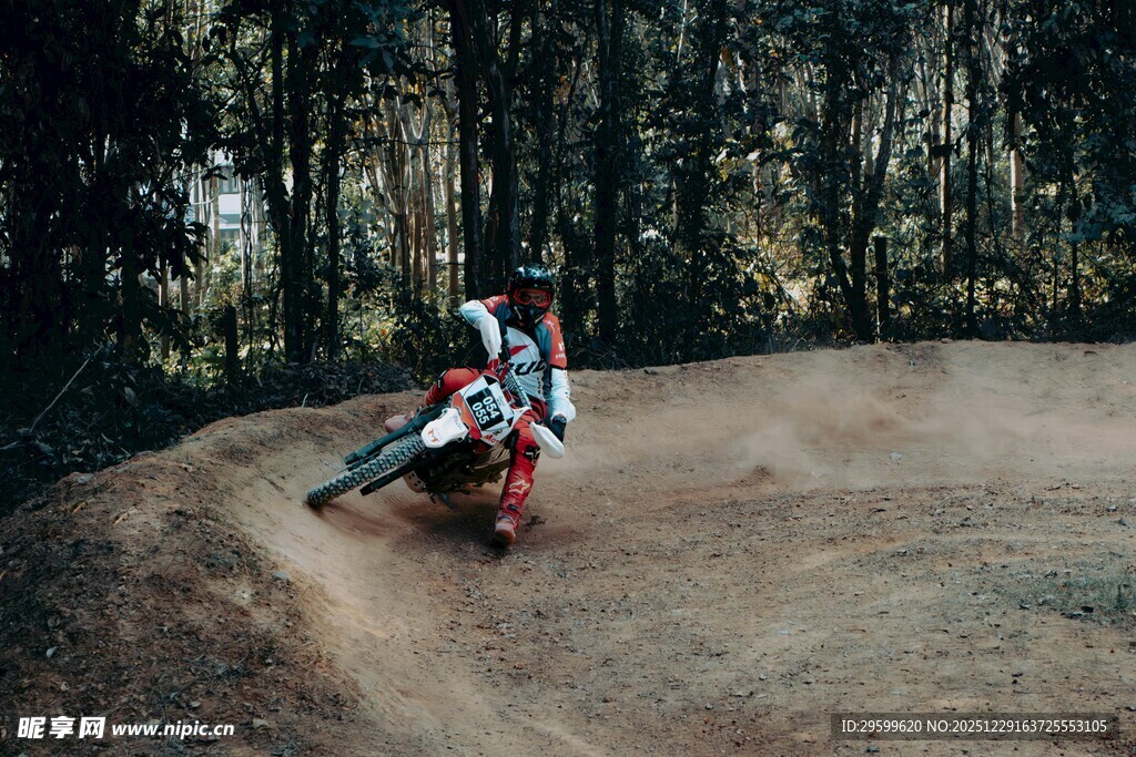摩托车手林间赛道飞驰