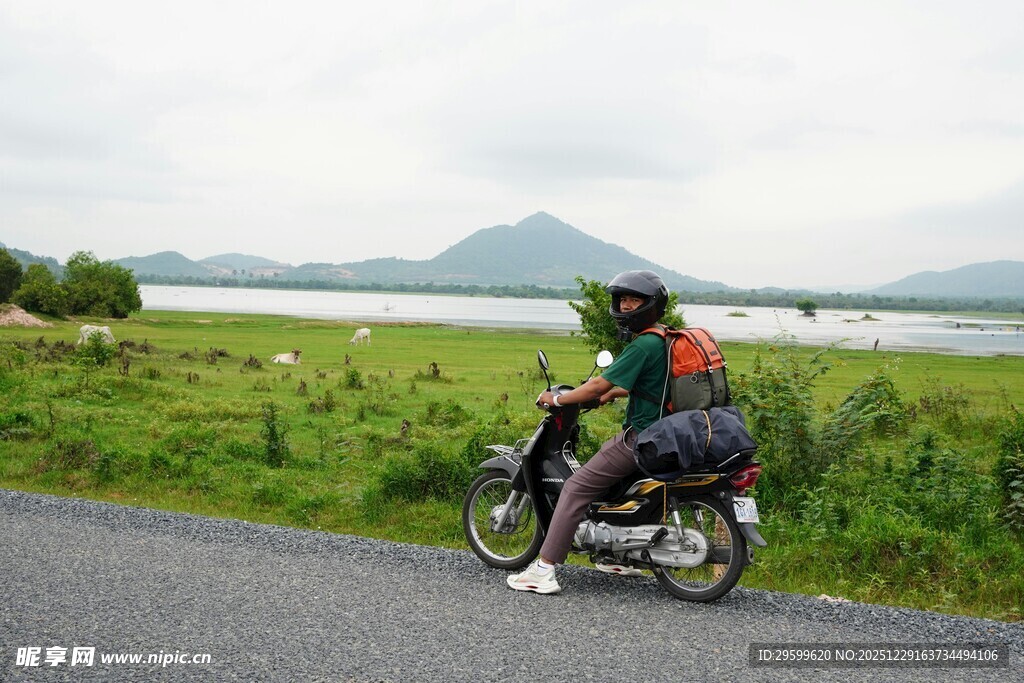 公路骑行者与美丽自然风景