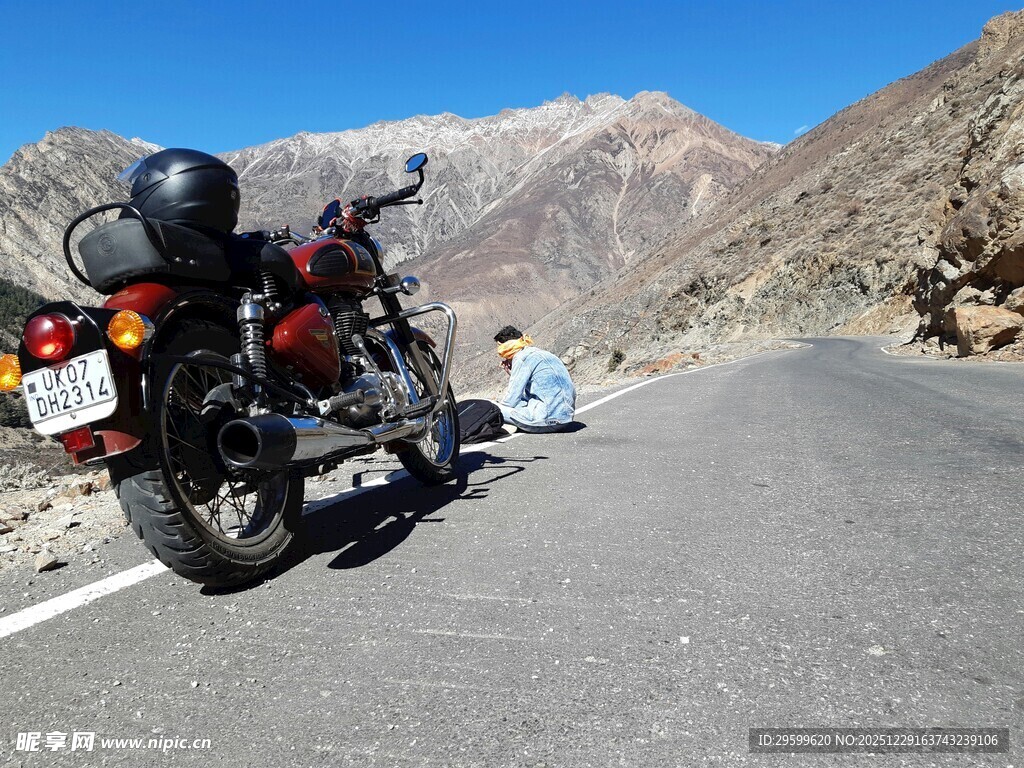 公路上的酷炫摩托车