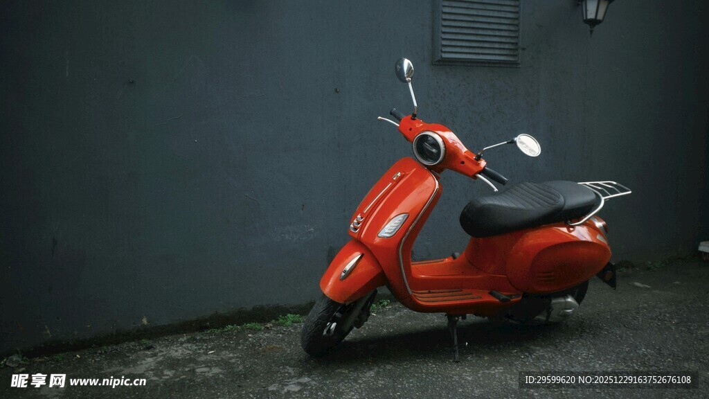 红色复古踏板摩托车特写