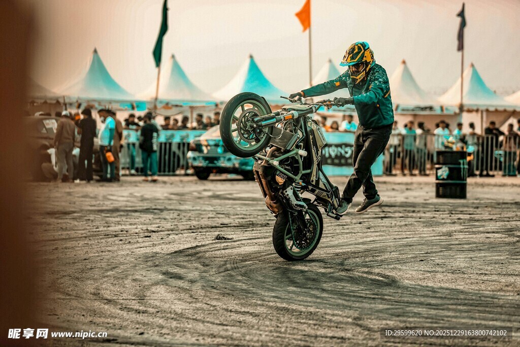 摩托车特技表演精彩瞬间