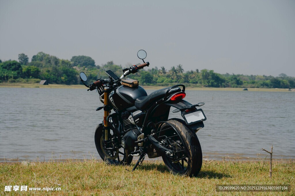 河畔边的酷炫摩托车