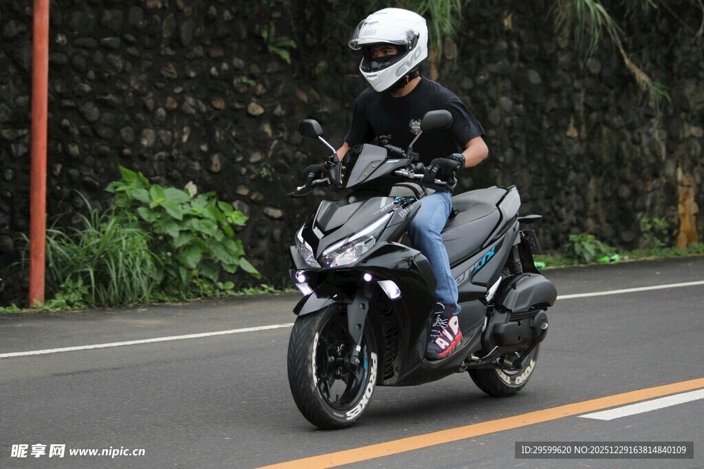 男子骑行帅气黑色摩托车