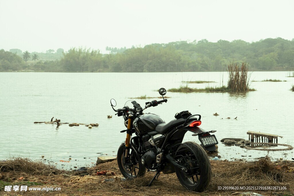 湖畔停放的酷炫摩托车