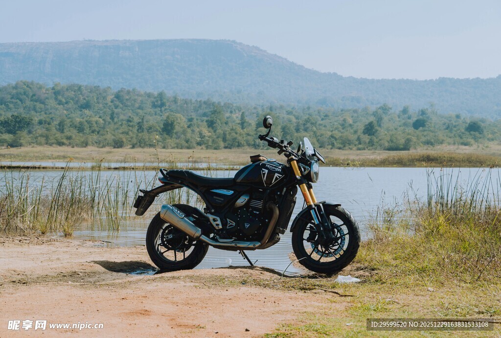 湖畔边的酷炫复古摩托车