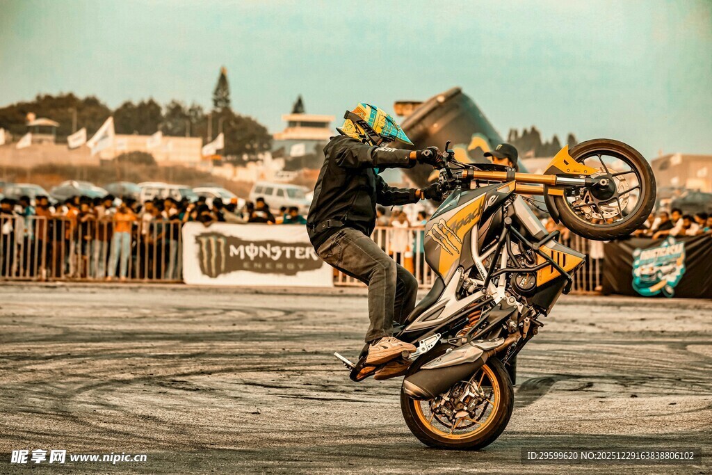 摩托车特技表演精彩瞬间