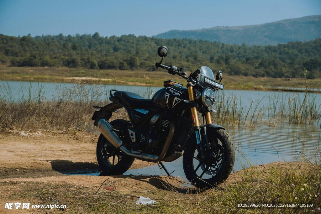 湖畔边的酷炫复古摩托车