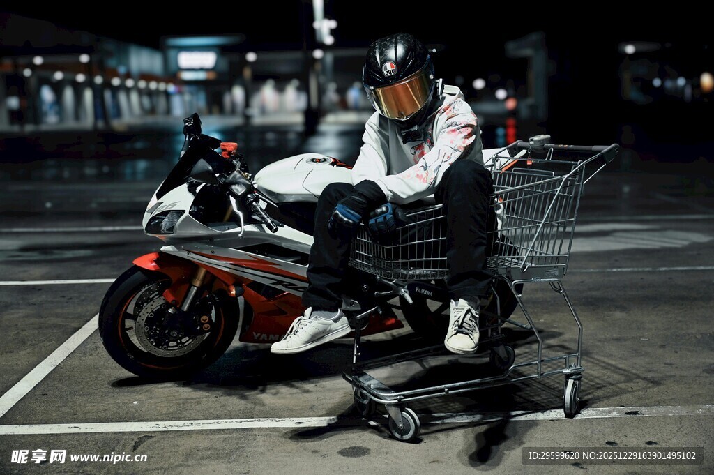 酷炫男子夜骑复古摩托车