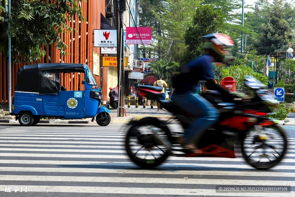 城市街头骑摩托车的行人