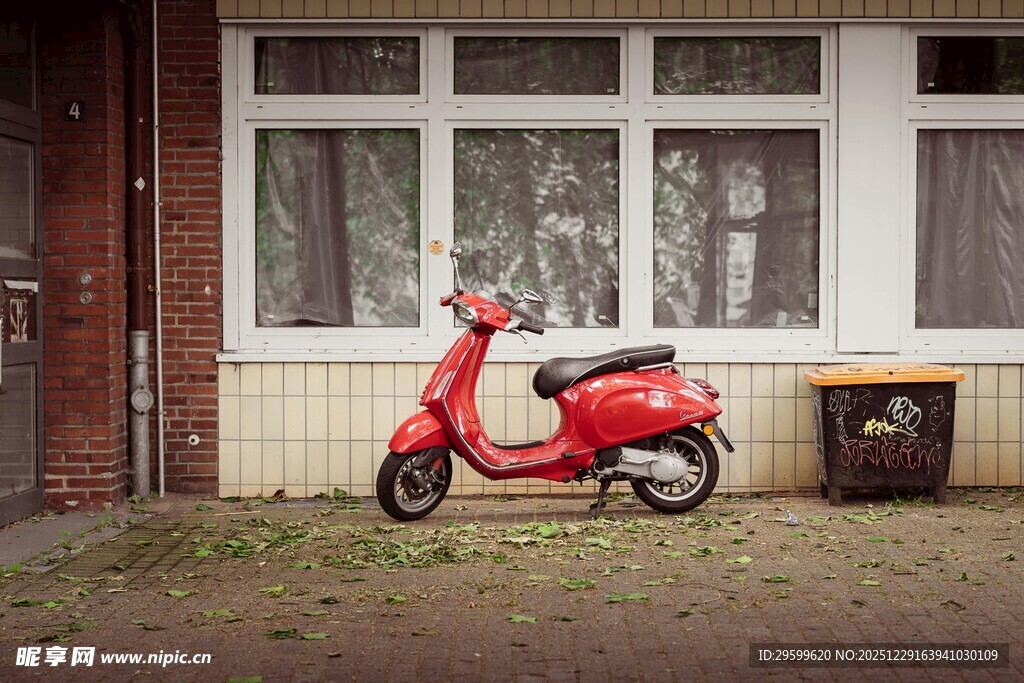复古红色踏板摩托车靠墙停放