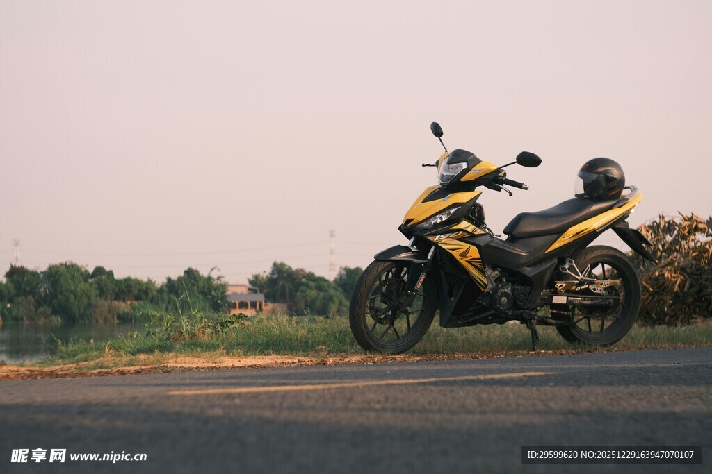 夕阳下的酷炫摩托车