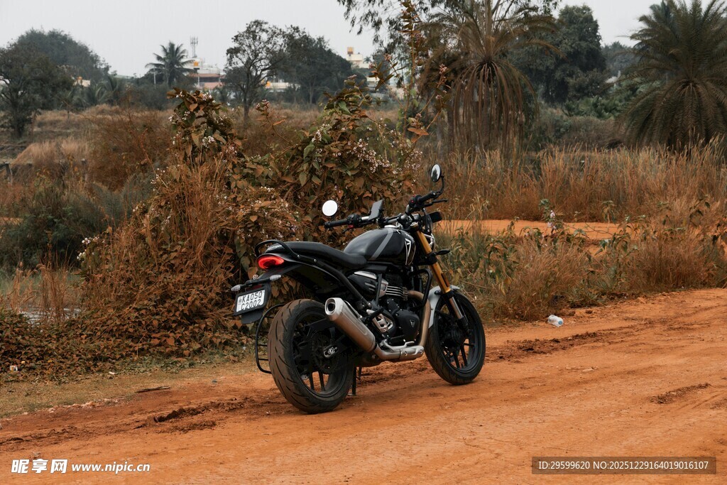 荒野土路上的酷炫摩托车