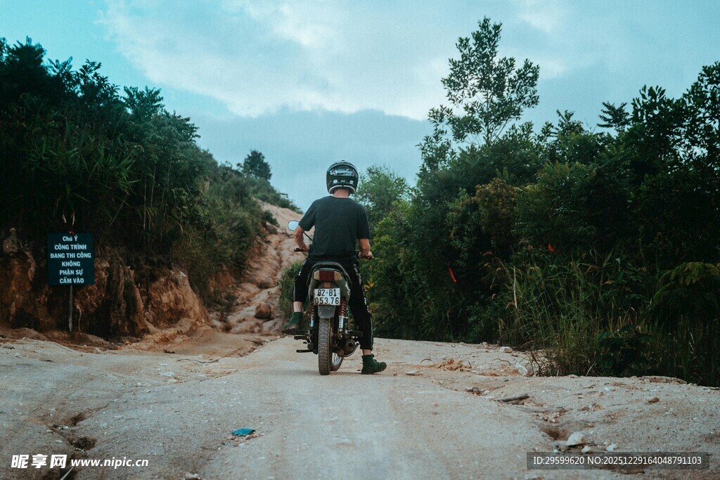 山地摩托骑行者穿梭林间