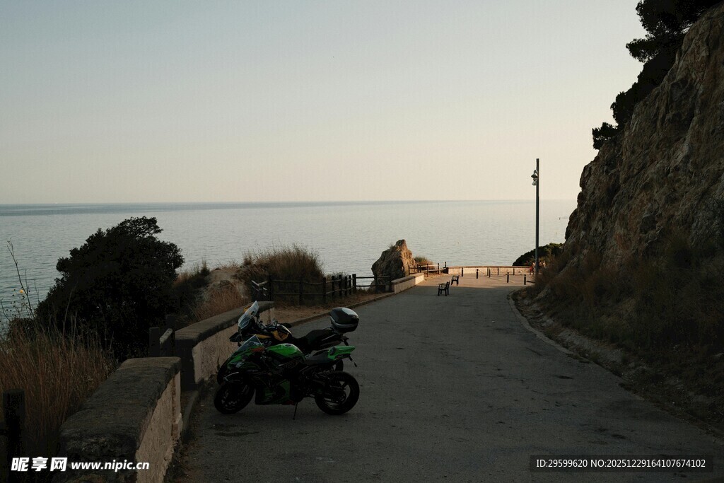 海边小道上的摩托车风景