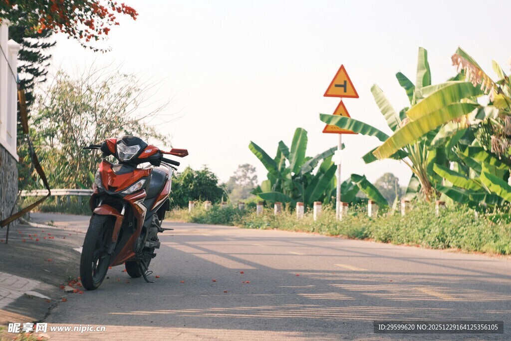 公路骑行的摩托车手