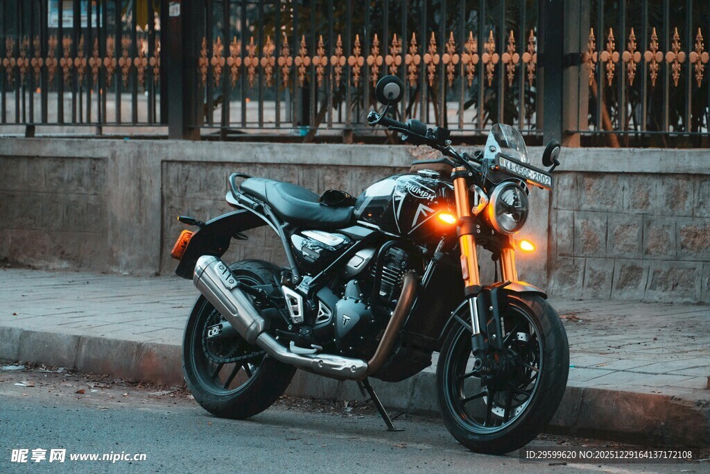 街头酷炫摩托车特写