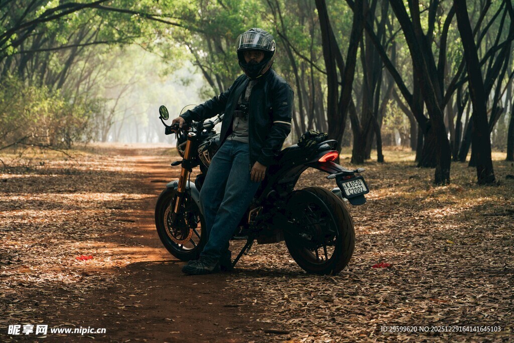 骑行者于林间小道的英姿