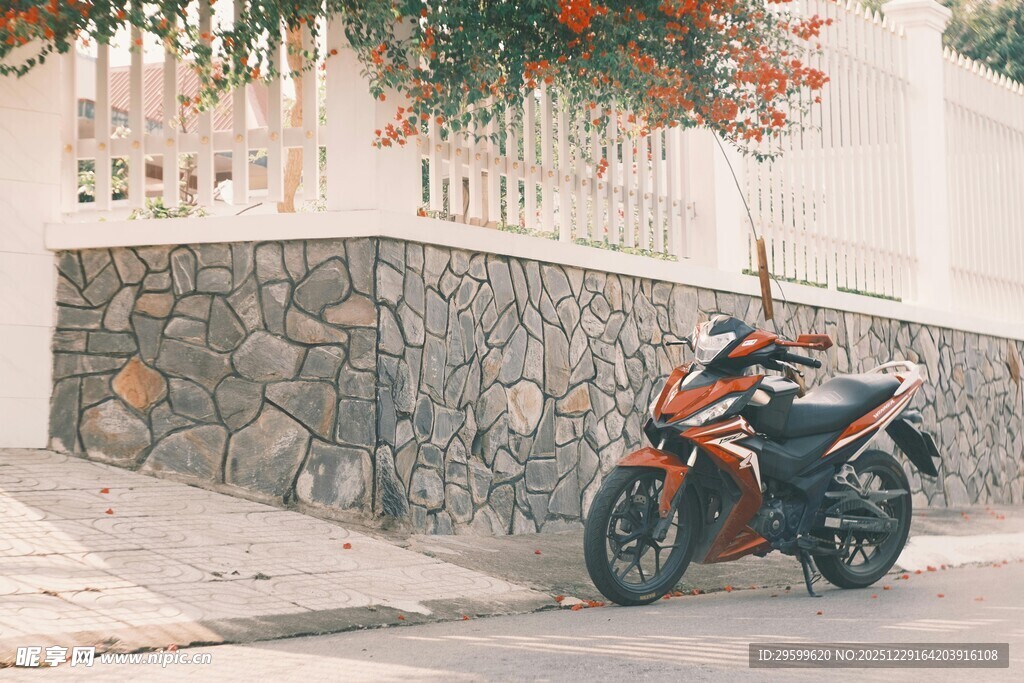 街头停放的酷炫橙色摩托车
