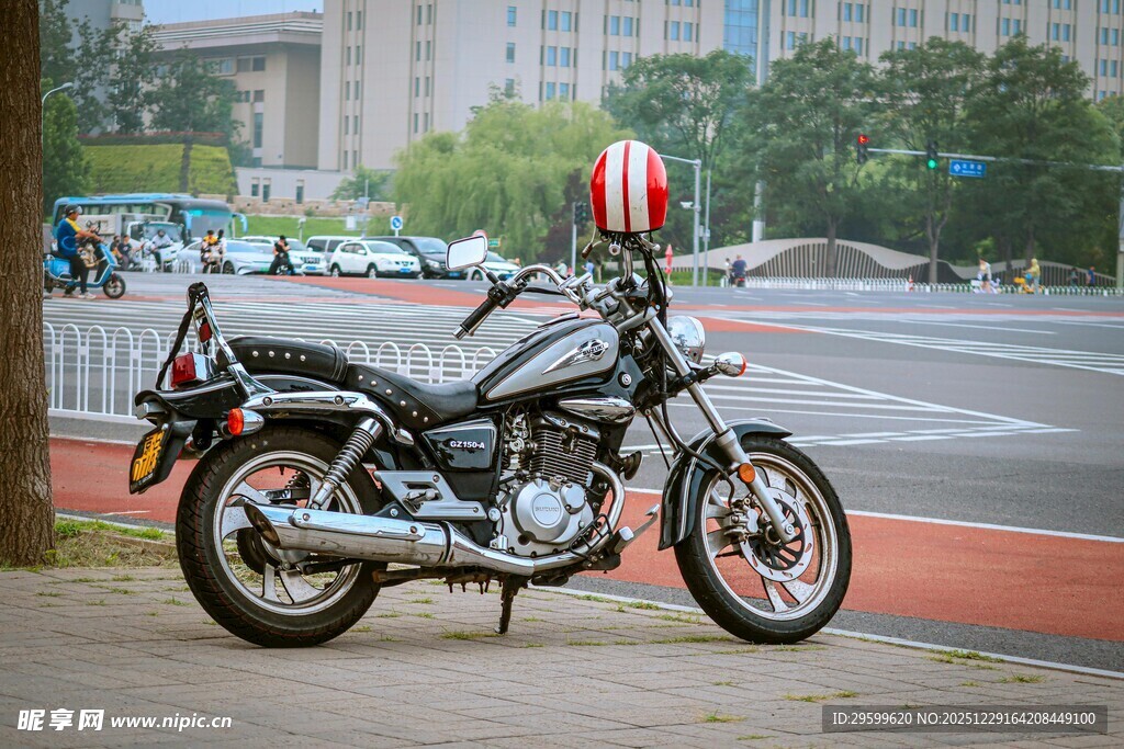 街头停放的复古风摩托车