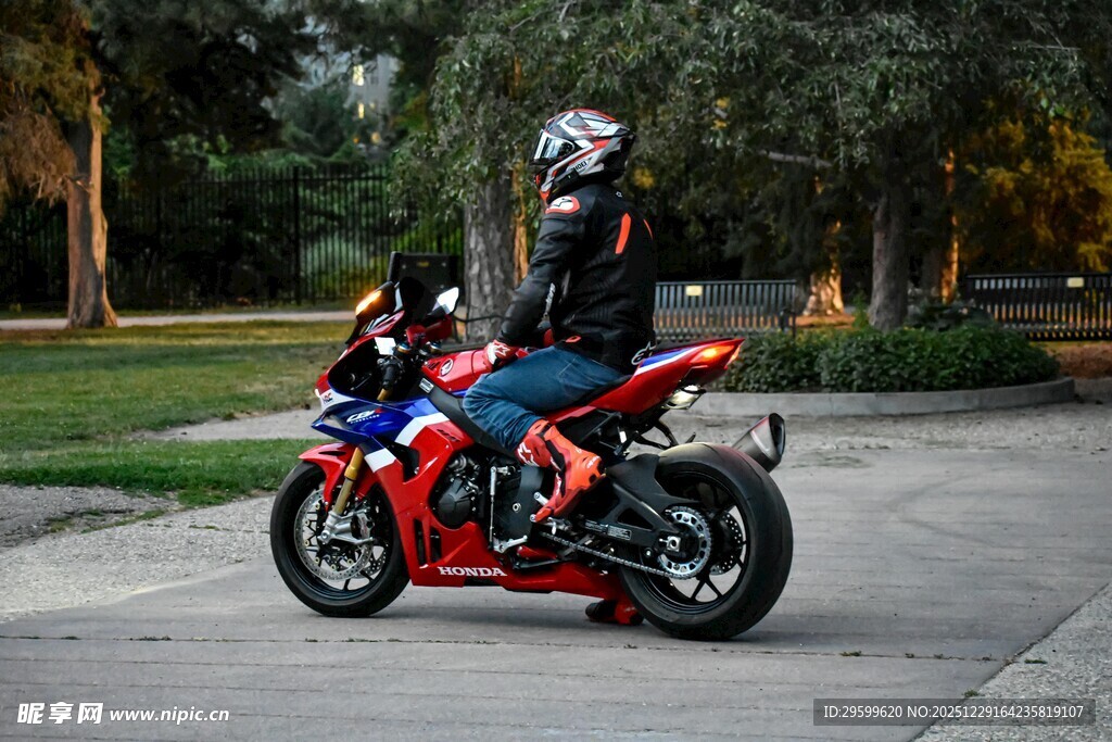 男子帅气骑红色摩托车