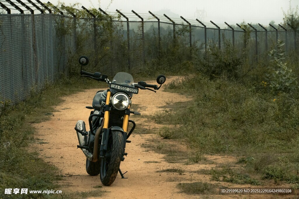 荒野小道上的酷炫摩托车