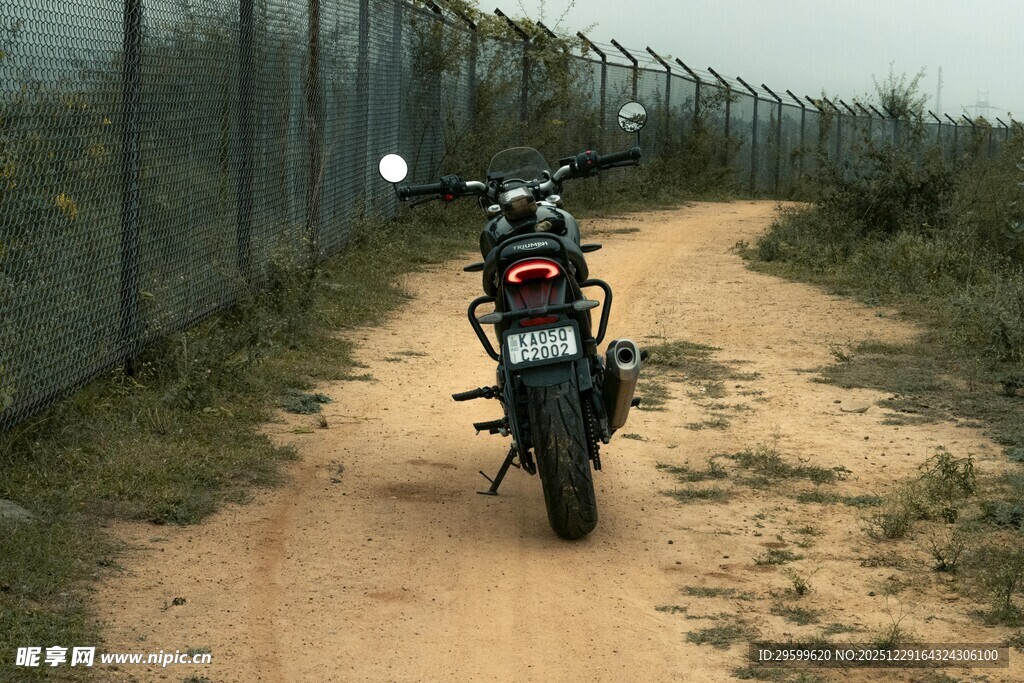荒野土路旁的停放摩托车